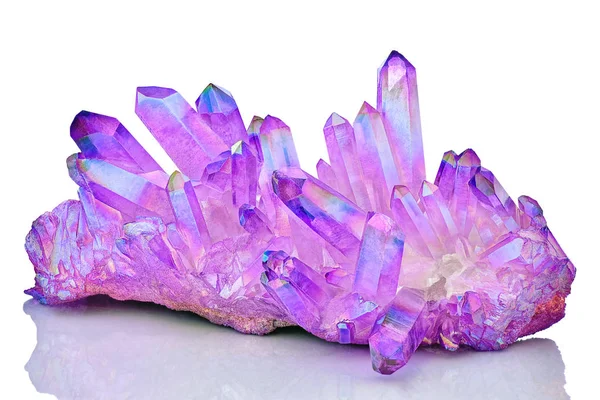 素晴らしいカラフルな水晶紫チタン オーラ水晶クラスター天使オーラ ミネラル ホワイト バック グラウンド上に分離します 美しい珍しい鉱物石のマクロ — ストック写真