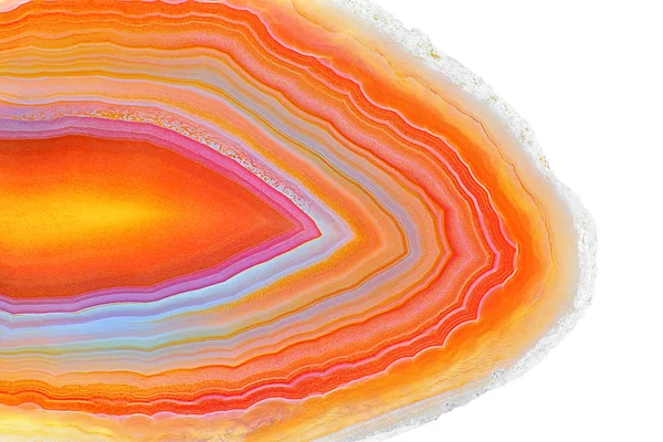 オレンジめのう水晶白い背景に分離されたバックライト付き断面を驚くほどです 自然な半透明瑪瑙結晶表面 抽象的な構造スライス鉱物石マクロ クローズ アップ — ストック写真