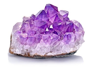 Menekşe Crystal taş makro mineral. Mor kaba ametist kuvars kristalleri Jeod beyaz arka planda, Uruguay