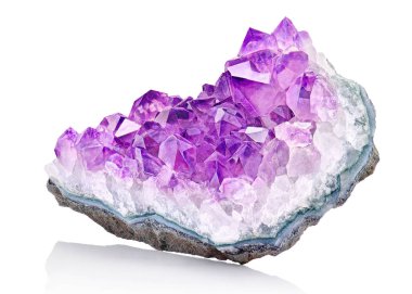 Menekşe Crystal taş makro mineral. Mor kaba ametist kuvars kristalleri Jeod beyaz arka planda, Uruguay