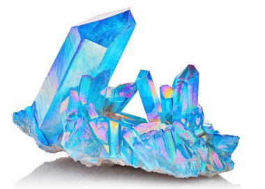 İnanılmaz renkli Kuvars Gökkuşağı Alev Mavisi Aqua Aura kristal kümesi yakın çekim makrosu beyaz arkaplanda izole edildi