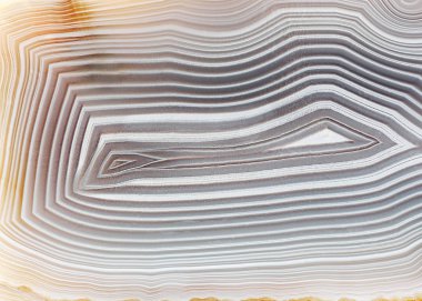 Çizgili akik kristal şaşırtıcı kesiti bir arka plan olarak. Doğal ışık şeffaf akik kristal yüzey, gri soyut anlamlı yapı dilim mineral taş makro portre