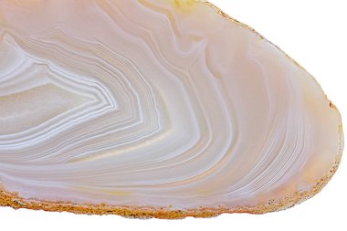 Bölümü kesim çizgili akik kristal şaşırtıcı beyaz arka plan üzerinde izole. Doğal ışık şeffaf akik kristal yüzey, gri Soyut yapı dilim mineral taş makro portre