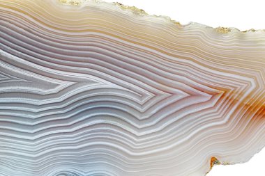 Bölümü kesim çizgili akik kristal şaşırtıcı beyaz arka plan üzerinde izole. Doğal ışık şeffaf akik kristal yüzey, gri Soyut yapı dilim mineral taş makro portre