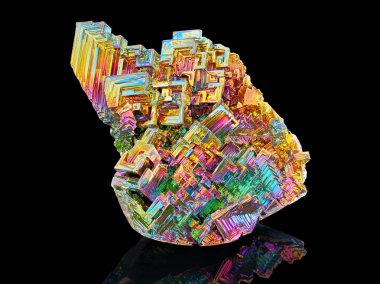 İnanılmaz renkli gökkuşağı Bismuth Gemstone makrosu siyah arkaplanda izole edilmiş.