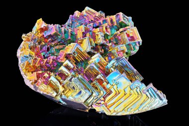 İnanılmaz renkli gökkuşağı Bismuth Gemstone makrosu siyah arkaplanda izole edilmiş.