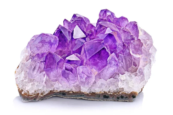 Menekşe Crystal taş makro mineral. Mor kaba ametist kuvars kristalleri Jeod beyaz arka planda, Uruguay