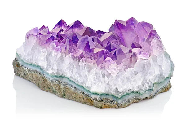 Violettem Kristallstein Makromineral Lila Raue Amethyst Quarzkristalle Geode Auf Weißem lizenzfreie Stockfotos