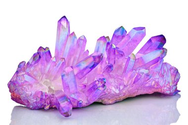 Beyaz arka plan üzerinde melek aura maden izole inanılmaz renkli kuvars mor titanyum aura kristal küme. Makro güzel nadir mineral taş