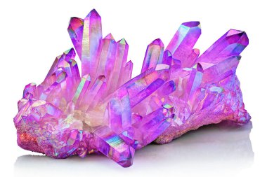 Beyaz arka plan üzerinde melek aura maden izole inanılmaz renkli kuvars mor titanyum aura kristal küme. Makro güzel nadir mineral taş