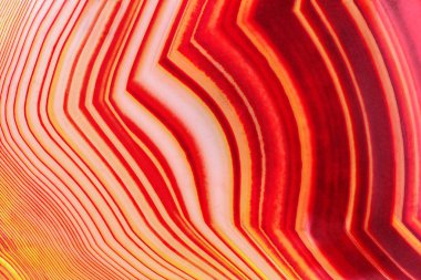 Çizgili kırmızı akik kristal şaşırtıcı kesiti bir arka plan olarak. Doğal ışık şeffaf akik kristal yüzey, renkli soyut anlamlı yapı dilim mineral taş makro portre