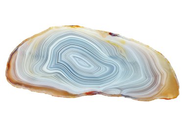 Bölümü kesim çizgili akik kristal şaşırtıcı beyaz arka plan üzerinde izole. Doğal ışık şeffaf akik kristal yüzey, gri Soyut yapı dilim mineral taş makro portre