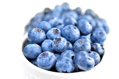 Taze renkli Bilberries yaban mersini izole beyaz arka plan üzerinde beyaz kase. Seçici odak