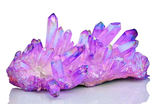 Beyaz arka plan üzerinde melek aura maden izole inanılmaz renkli kuvars mor titanyum aura kristal küme. Makro güzel nadir mineral taş