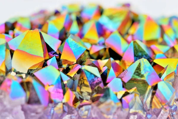 惊人的五颜六色闪烁紫水晶石英彩虹钛光环水晶集群特写镜头与浅景深隔离在白色背景 美丽的稀有闪亮彩虹矿物石的宏观 — 图库照片