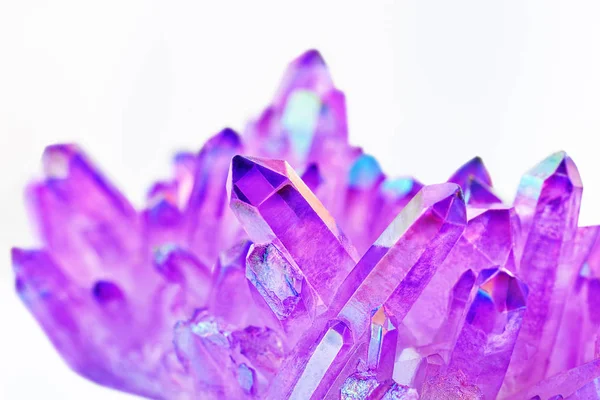 素晴らしい光沢のある紫水晶オーラ水晶クラスター クローズ アップ フィールドの浅い深さで白い背景の上 天使オーラ ミネラル 美しい珍しい鉱物石のマクロ — ストック写真