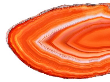 Turuncu akik Brasil çapraz bölümünden aydınlatmalı beyaz arka plan üzerinde izole kristal şaşırtıcı. Doğal yarı saydam akik kristal yüzey, Soyut yapı dilim mineral taş makro portre