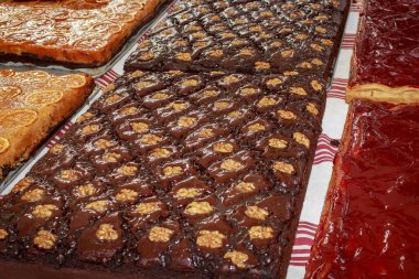 geleneksel ev yapımı tatlı, krem, sarısı ile pastel basca ceviz, çilek jelatin, pais basco, navarra, İspanya ile krem çikolata;