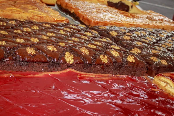 geleneksel ev yapımı tatlı, krem, sarısı ile pastel basca ceviz, çilek jelatin, pais basco, navarra, İspanya ile krem çikolata;