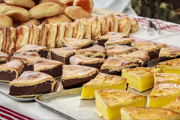 İspanya'nın Kuzey gelen geleneksel tatlı sarı sarısı krema ve çikolata ile dolu.