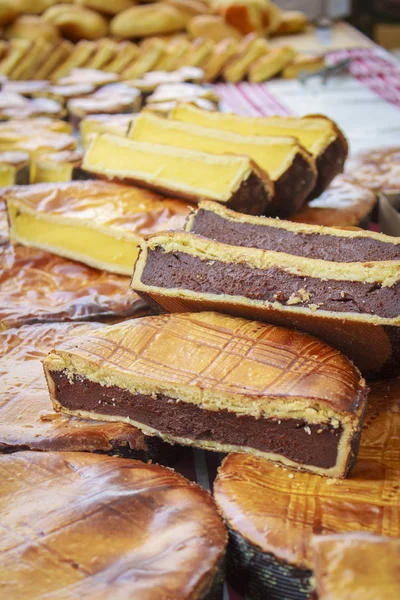 İspanya'nın Kuzey gelen geleneksel tatlı sarı sarısı krema ve çikolata ile dolu.