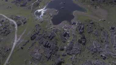 İspanya'nın güneyinde ki bir lagünün drone'u ile gerçekleştirilen havadan görünüm de burada taht oyunları, mavi gökyüzü ve berrak, oğlunun suda yansımasını görebilirsiniz.