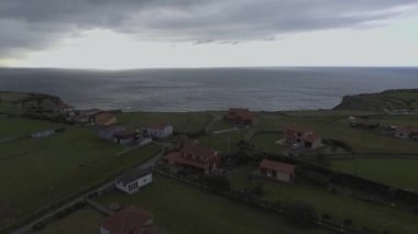 İspanya'nın gün batımı drone ile yakalandı. Arka planda deniz ve ön bazı evler ve bir cliffatardardecer espaol caputrado con dron, se puede un acantilado con el mar al fondo y varias casas