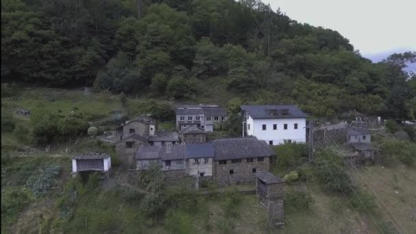 Літаючи Між Горами Безпілотник Покидає Будинки Багато Дерев Воландо Відпочинку — стокове відео
