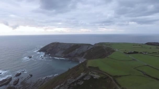 Létání Přes Útes Drone Pozadí Maják Auto Nad Silnicem Volando — Stock video