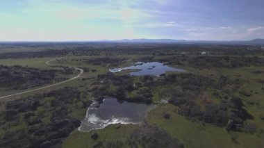 lagunas grabadas desde drone y una vista aerea panoramica de unas lagunas lagünler drone ve bazı lagünler in panoramik hava görünümü nerede taht oyunları haddelenmiş