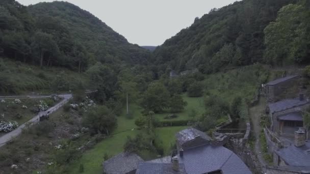 Fliegen Zwischen Den Bergen Und Über Häuser Gibt Viele Grüne — Stockvideo