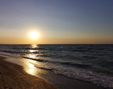 Azak denizi kıyısında gün batımı
