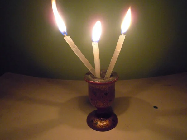 Tre Bastoncini Candela Illuminanti Una Pentola Che Distribuiscono Luce Rimuovendo — Foto Stock