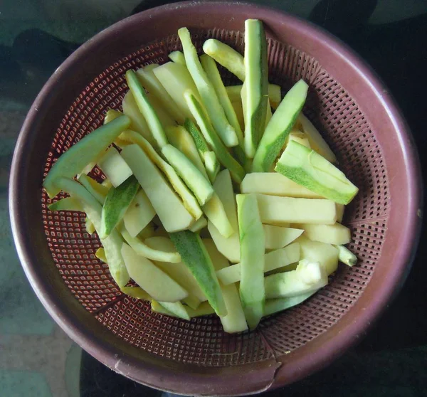 绿色蔬菜切成烹饪的东部印度美味的菜 这是非常便宜 但非常卫生 — 图库照片
