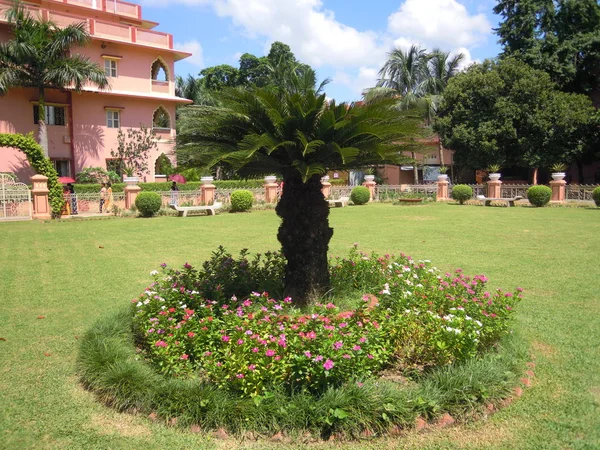 インドのマヤプルでカラフルな花や他の素敵な構造と緑の木や植物の美しい庭 — ストック写真