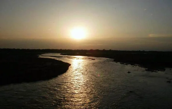 Ήλιος Δύει Ένα Ποτάμι Βράδυ Φως Και Σκιά Εφέ — Φωτογραφία Αρχείου