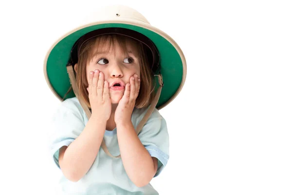 Ein Vorschulkind, ein kleines Mädchen mit Safari-Hut und Forscherkleidung, die Tiere imitiert — Stockfoto
