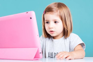 tablet ve günlüğü okula hazır küçük kız