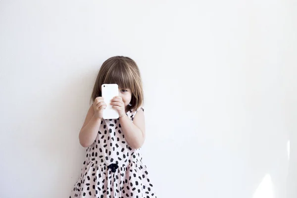 Girl hold smartphone — Stock Photo, Image