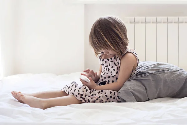 Girl hold smartphone — Stock Photo, Image