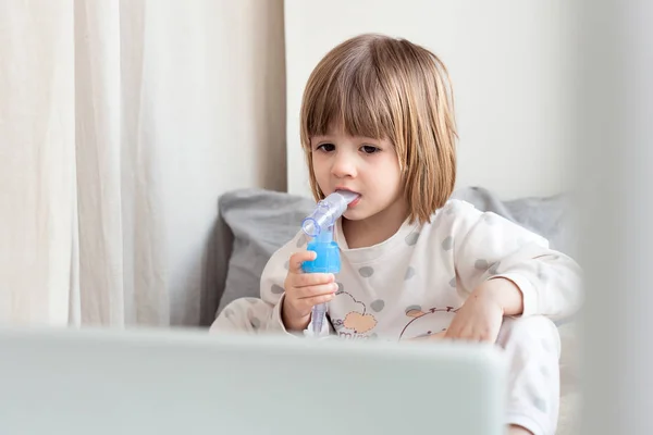 Niña haciendo inhalación — Foto de Stock