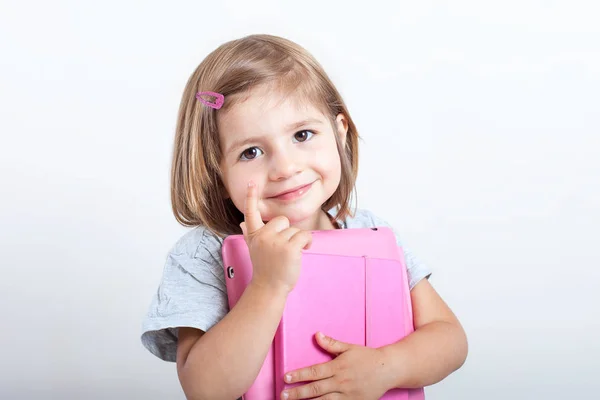 Kleines Mädchen mit Tablet und Tagebuch bereit für die Schule — Stockfoto