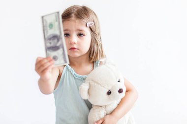 Kırmızı cüzdan ile Toddler kız, çanta evde paraile oynamak
