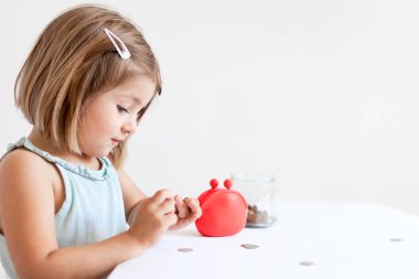 Kırmızı cüzdan ile Toddler kız, çanta evde paraile oynamak