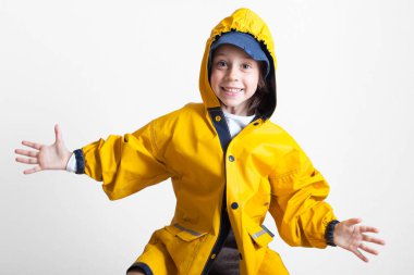 Oluşturucu başparmak yukarı. Çocuk inşaatçı gibi giyinmiş. Gelecekteki mesleği. Kariyer rehberliği. Mutlu başarılı oluşturucu. Kariyer. İnşaat sektöründe iş. Mülk. Çocuk oyunu.