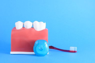 Mavi arka planda yanlış ağız diş hekimi