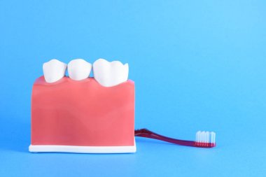 Diş fırçası ile sarı arka plan üzerinde yanlış ağız