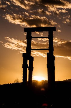 Yaz gün batımında taş yapı, Palafolls.