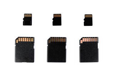 Üç SD kart ve beyaz arka planda izole üç Micro SD