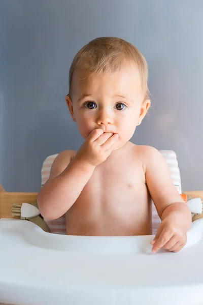 赤ちゃんと一緒にニンジンを食べる約1年の女の子が引き分け方法を導いた — ストック写真